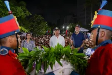 La ofrenda floral en honor a Simón Bolívar, durante el discurso del presidente, Gustavo Petro, en Barranquilla.