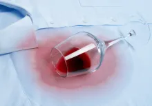 Experta revela truco infalible para eliminar las manchas de vino seco en la ropa blanca