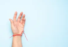 La pulsera roja debe ponerse en la mano izquierda.