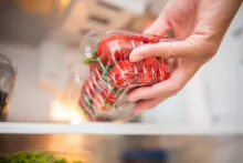 Las fresas se deben guardar en la nevera para conservarlas por más tiempo.