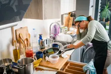 Dejar los platos sucios acumulados genera una barrera energética.