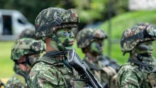 Uno de los militares se encuentra bajo observación médica.
