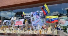 En la mañana de este lunes 14 de julio retiraron el altar en las afueras de la Fundación Santa Fe, en la que está internado Miguel Uribe Turbay.
