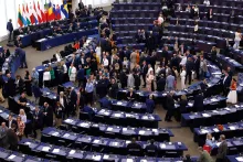 Los miembros del Parlamento Europeo ingresan a la cámara plenaria mientras se preparan para votar en el Parlamento Europeo en Estrasburgo, este de Francia, el jueves 18 de julio de 2024.