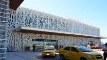 En la ciudad se libra una batalla contra el tiempo para resolver las fallas estructurales que amenaza la logística del evento internacional.