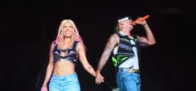 Karol G y Feid se besan en concierto.