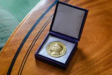 Medalla del Premio Nobel de Paz, uno de los galardones más preciados y polémicos.
