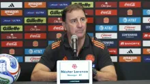 Néstor Lorenzo hablando en rueda de prensa antes del partido México vs. Colombia