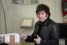 El presidente argentino, Javier Milei, emite su voto durante las elecciones legislativas. 