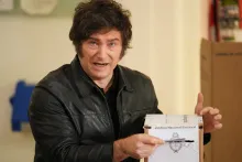 El presidente argentino, Javier Milei, vota durante las elecciones legislativas de medio término en Buenos Aires, Argentina, el domingo 26 de octubre de 2025.