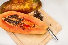 La papaya aporta fibra soluble e insoluble que contribuye a regular la absorción de azúcares.