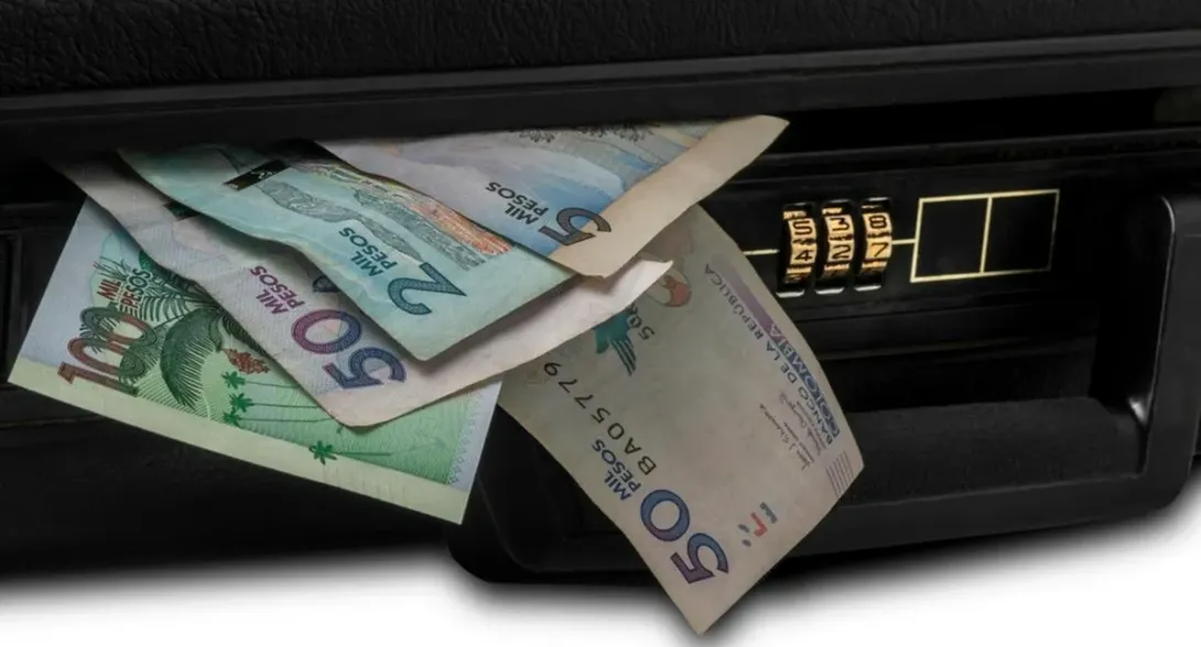Una mujer fue asaltada en Bucaramanga tras retirar $40 millones de una entidad bancaria. Los fleteros la siguieron y huyeron sin ser capturados.