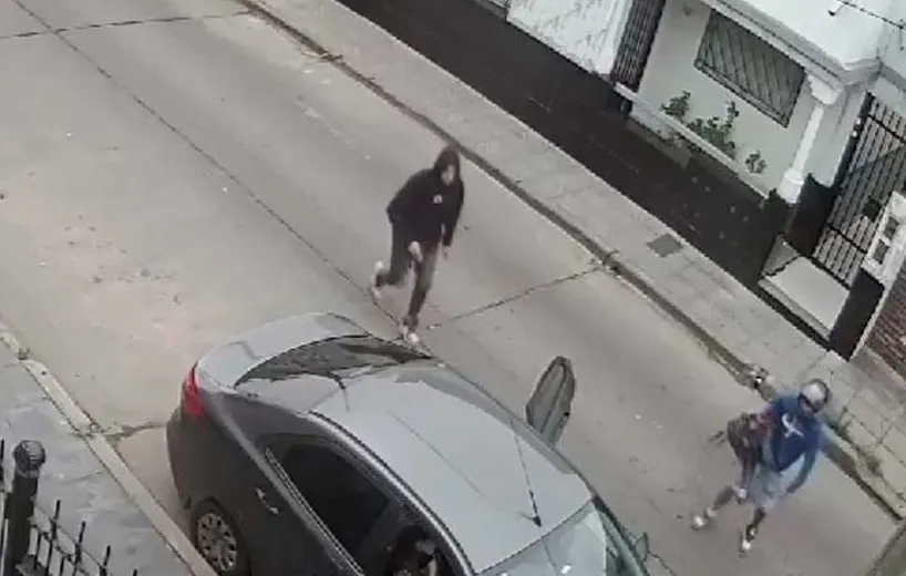 Momento en que los delincuentes arriban al lugar para robar a los periodistas.