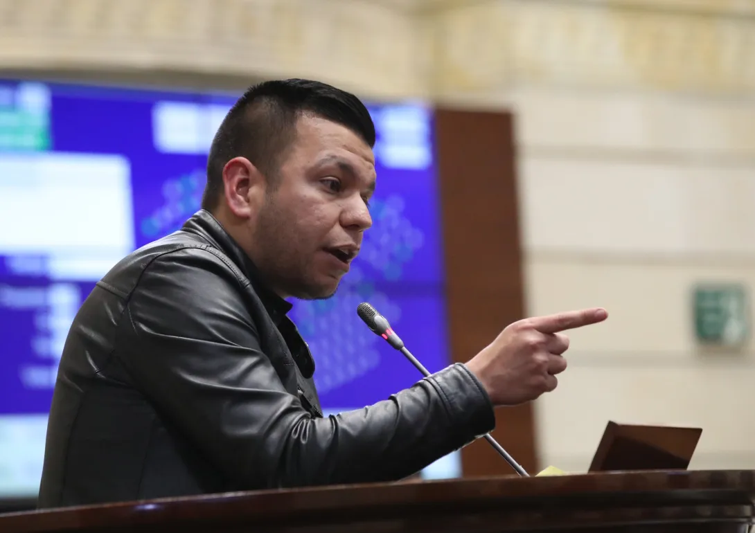 El senador Jota Pe Hernández hizo el reclamo.