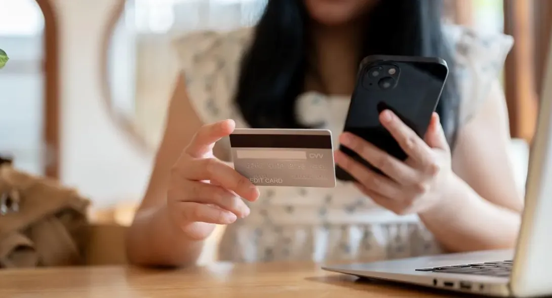Conozca qué es más seguro entre pagar con tarjeta debito física o con el celular para tener seguro el dinero y que nunca exista un desfalco o robo.