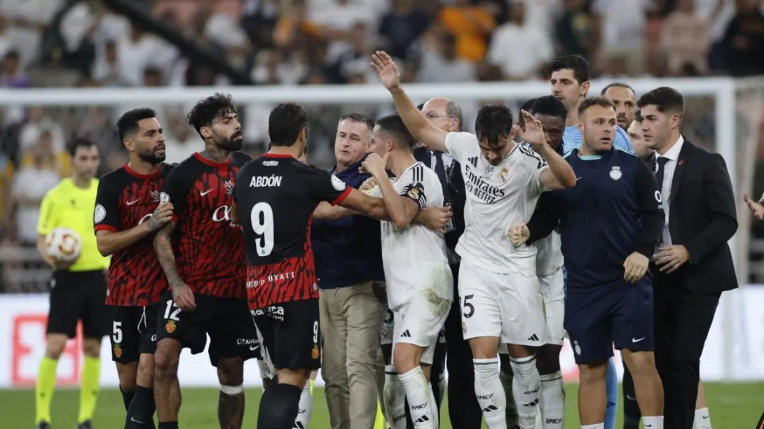 Así fue la pelea al término de la semifinal de la Supercopa.