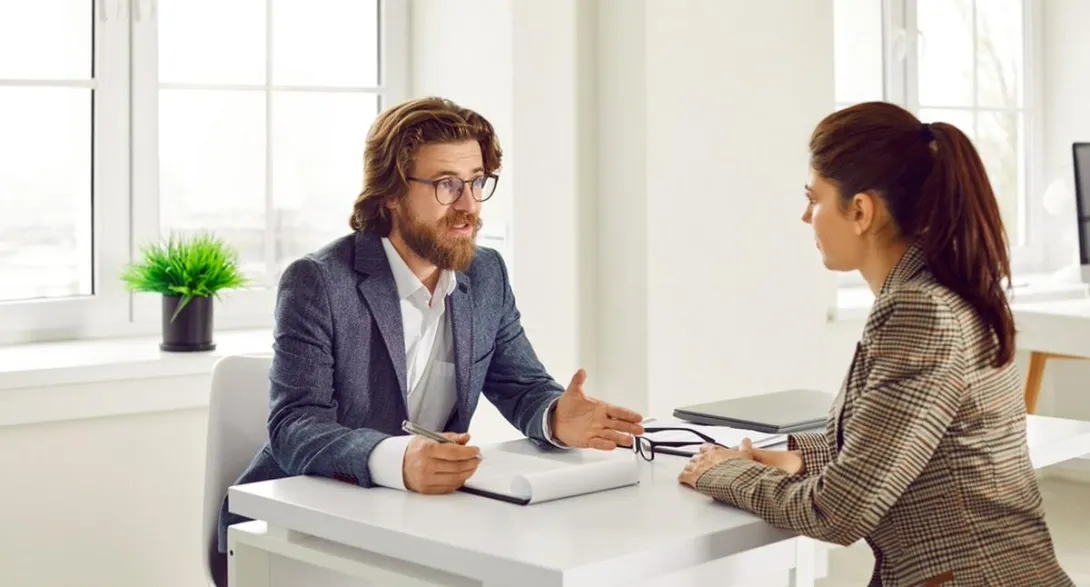 Conozca cómo responder a la pregunta "¿por qué deberíamos contratarte?" que hacen en entrevistas de trabajo. Vea algunos trucos y consejos.