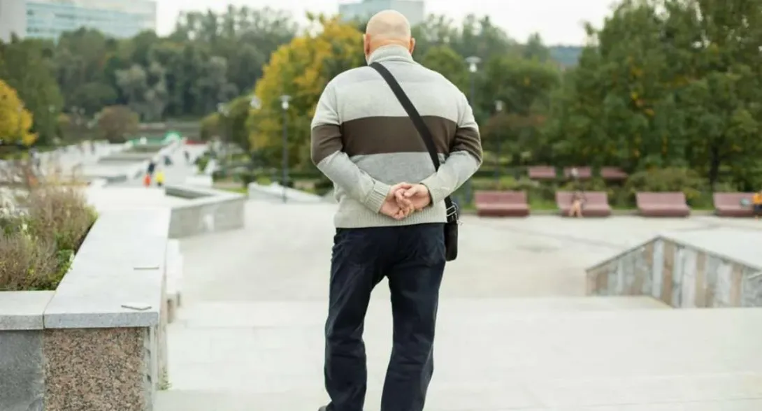 Por qué alguien camina con manos atrás | Qué significa tener las manos en los bolsillo del pantalón | Qué significa tocarse la nariz mientras se habla