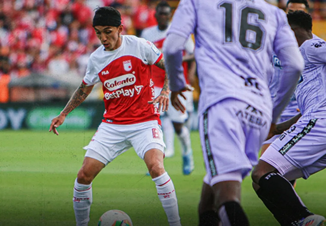 Noticias de Santa Fe: el equipo bogotano consiguió su primera victoria con el club y el jugador zipaquireño destacó en el medio campo.