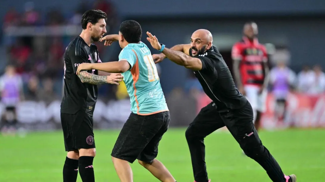 Hincha quedó feliz por abrazar a Messi, pero debe pagar una fortuna