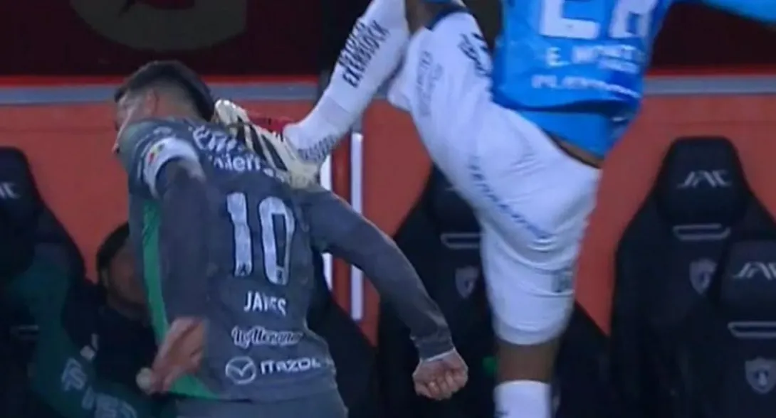 Patada de Elías Montiel a James Rodríguez en partido Liga MX entre Pachuca y León: comentarista mexicano, criticado por pedir que no era roja.