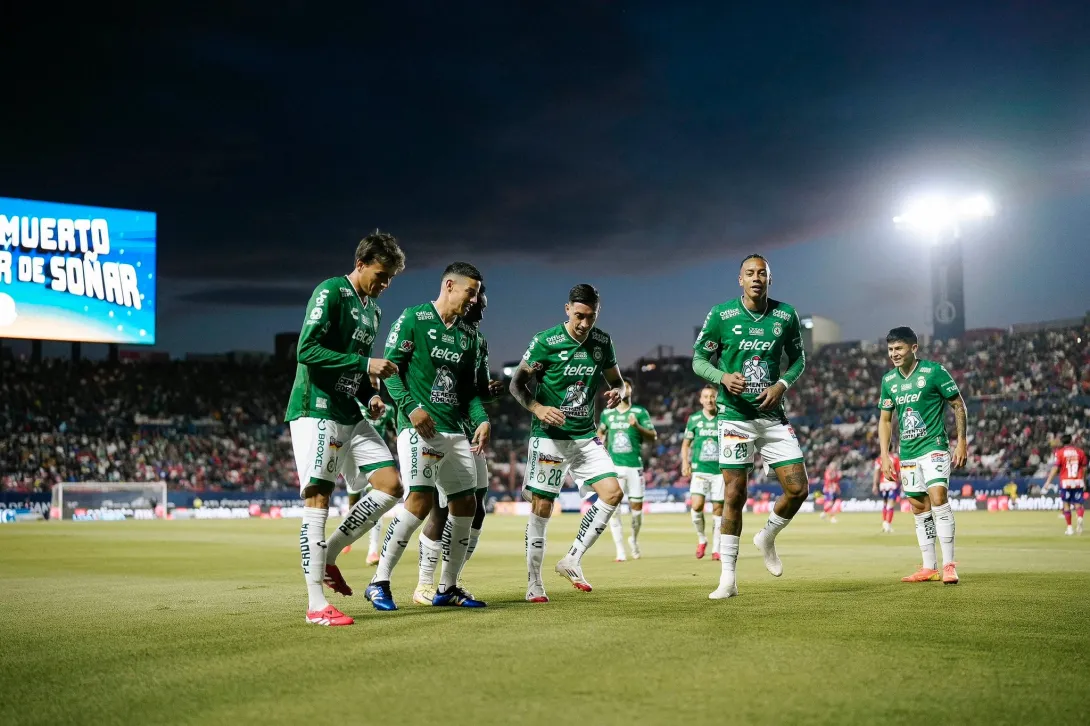 Video del pasegol de James Rodríguez a Stiven Mendoza, en el partido León vs. San Luis por la Liga MX. Así asistió para el 1-0 de su equipo hoy.
