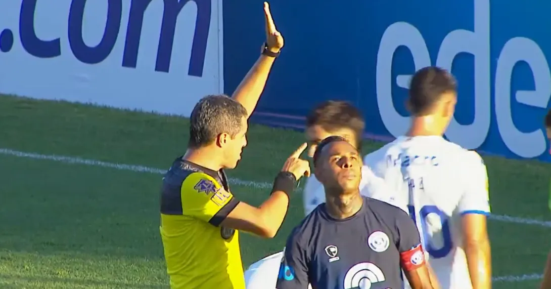 Sebastián Villa protagonizó un desafortunado blooper en la derrota de Independiente Rivadavia ante Tigre