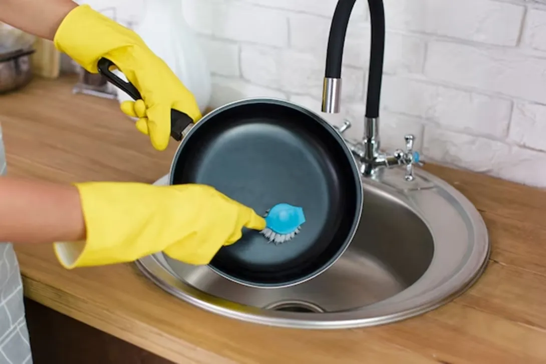 Conozca cómo eliminar la grasa quemada en los sartenes sin necesidad de rayar el utensilio de cocina y el ingrediente secreto que se está utilizando.