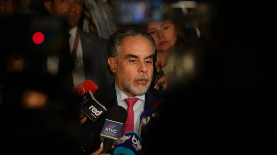 En diálogo con EL TIEMPO, el ministro del Interior insiste en que hay un bloqueo institucional.