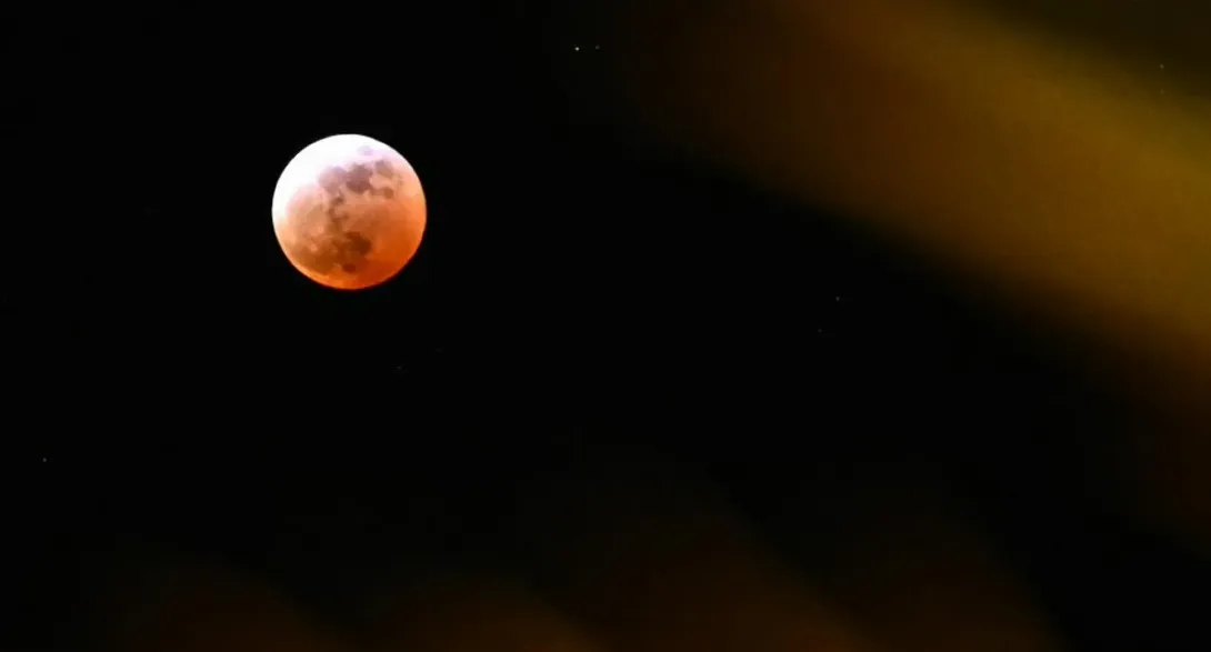 El eclipse lunar comenzó hacia las 11:00 p. m., del jueves 13 de marzo y se extendió hasta la madrugada del 14 de marzo, donde se observó Luna de sangre.