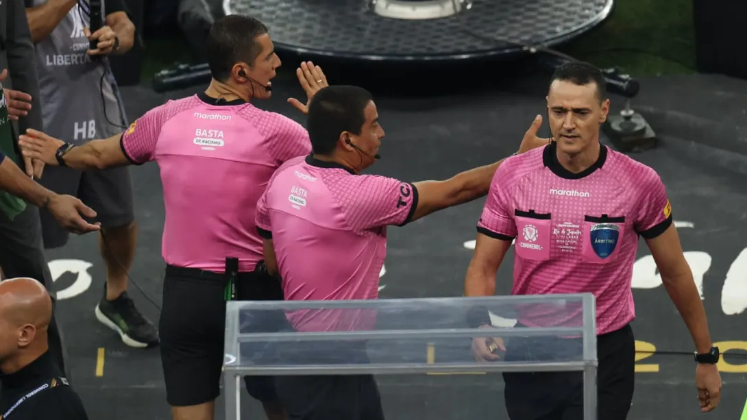 Wilmar Roldán en medio de una terna arbitral de Colombia en torneo Conmebol.