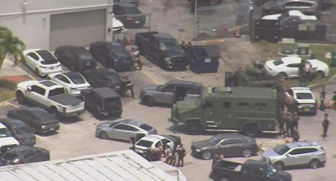El tiroteo se registró en un local comercial del condado de Miami-Dade. El tirador fue abatido.