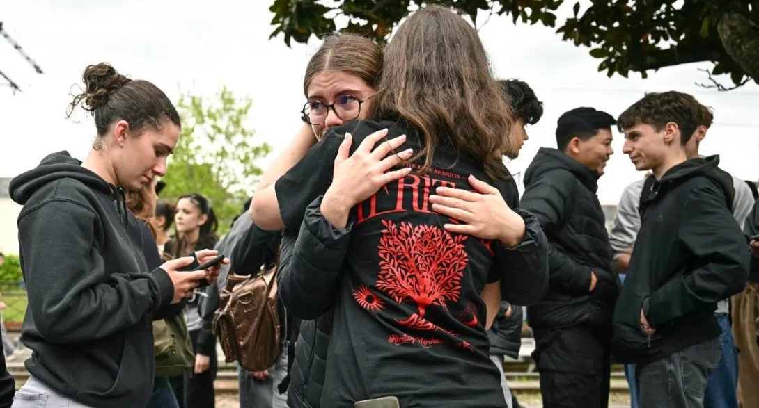 En la región de Nantes (Francia), un adolescente atacó a varios de sus colegas mientras estaban estudiando. Varios de ellos resultaron heridos y uno murió.