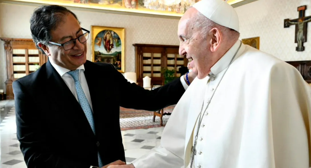 Gustavo Petro ordenó imprimir copias de Laudato si' tras muerte del papa Francisco | Reacción de Gustavo Petro durante funeral de papa Francisca