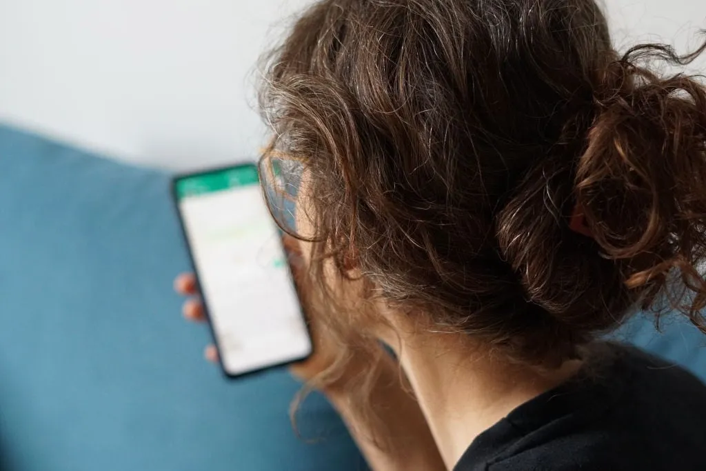 La IA advierte sobre cinco mensajes que podrían ser fraudes en WhatsApp.