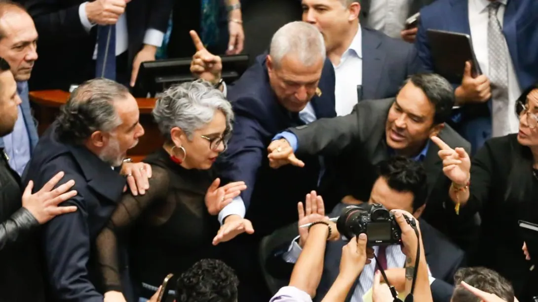 El ministro del Interior se fue encima del secretario del Congreso Alejandro Gonzales.