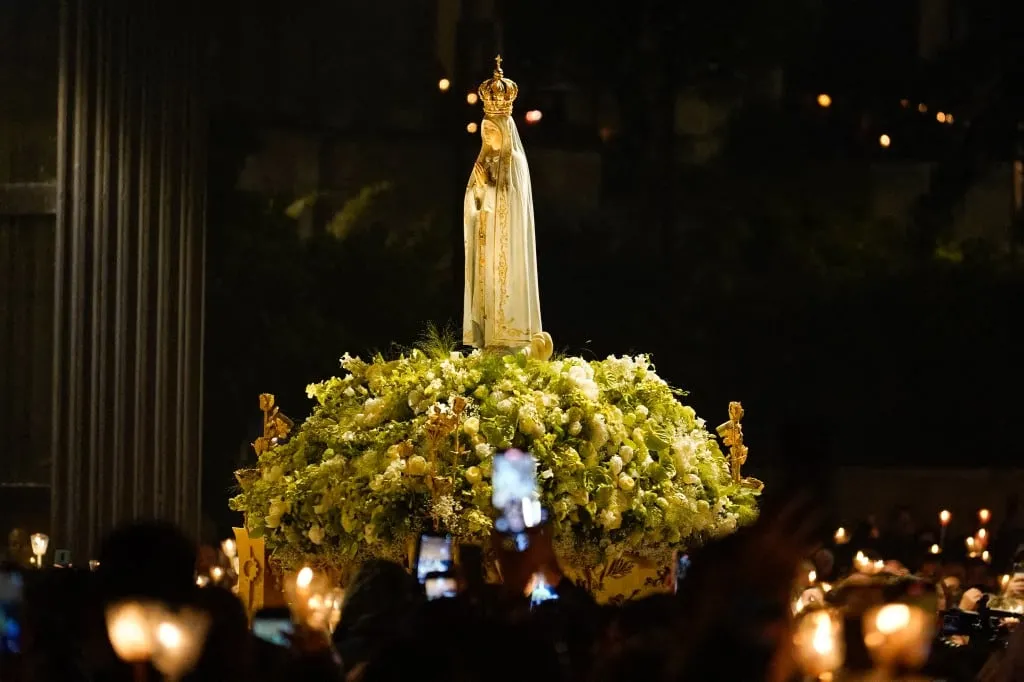Más de 250.000 personas asistieron al Santuario de Fátima para rendirle tributo a la Virgen.
