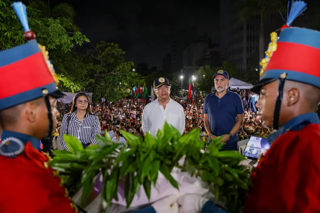 La ofrenda floral en honor a Simón Bolívar, durante el discurso del presidente, Gustavo Petro, en Barranquilla.