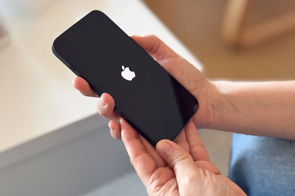 Apple recomienda evitar el cierre constante de apps en iPhone, ya que esto obliga al sistema a recargarlas.