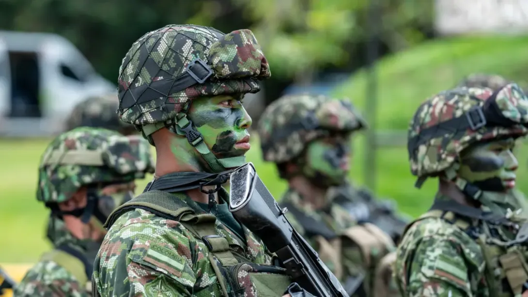 Uno de los militares se encuentra bajo observación médica.
