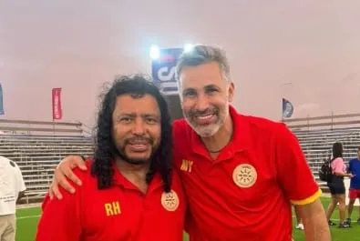 Blanquea una camisa blanca con limón y agua caliente, sin tener usar blanqueador, es un truco muy sencillo, pero infalible.