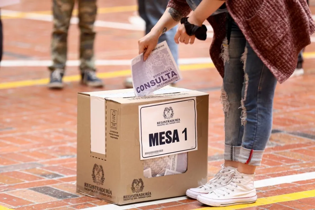 Lo que pasará con quien pierda la consulta del Pacto y más secretos del poder en De Buena Fuente La jornada electoral de la consulta del Pacto Histórico se desarrollo este domingo, 26 de octubre, en Colombia.