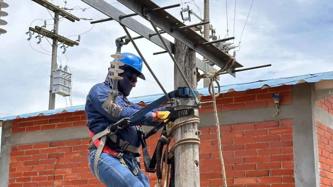 Congresista Lucinda Vásquez es denunciada por usar a sus trabajadores para hacerle pedicura y cocinarle en horario laboral La electrificadora adelanta trabajos de preventivos en redes eléctricas.